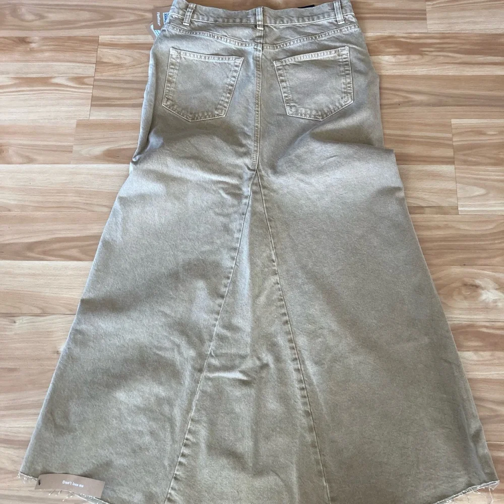 NWT Reformation “Tazz” Maxi Skirt w slit “Vintage Marzipan” Khaki Sz. 27 (US 4) - Picture 3 of 4